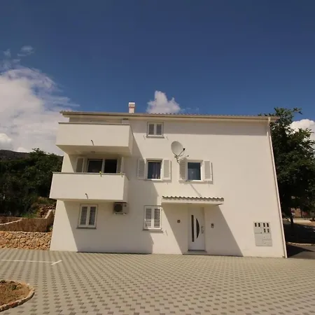 In Mit Eigener Terrasse By Interhome * باشْكا